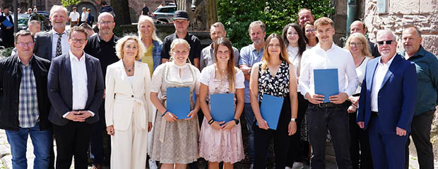 Die vier Absolventinnen und Absolventen des Staatlichen Bauamts Bayreuth. Die vier Absolventinnen und Absolventen des Staatlichen Bauamts Bayreuth.