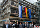 Bayerns Bauminister Christian Bernreiter (Mitte) mit den Ehrengästen beim Richtfest für das neue Ämtergebäude der Staatlichen Führungsakademie für Ernährung, Landwirtschaft und Forsten und des Landesamts für Digitalisierung, Breitband und Vermessung in Marktredwitz.
